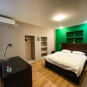 Cool Flat With Hot Tub In The Old Town דירה בוקרשט